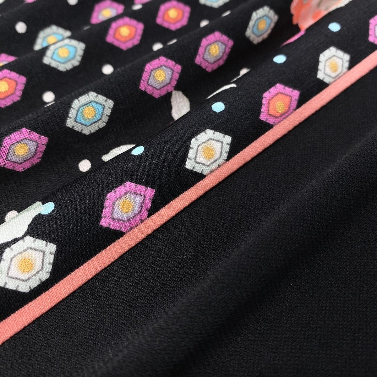 30j27 【美品】 LEONARD FASHION レオナール シアースリーブ ロングワンピース 美しい花柄プリント カンカン素材 サイズ1 ブラック レディースo07t