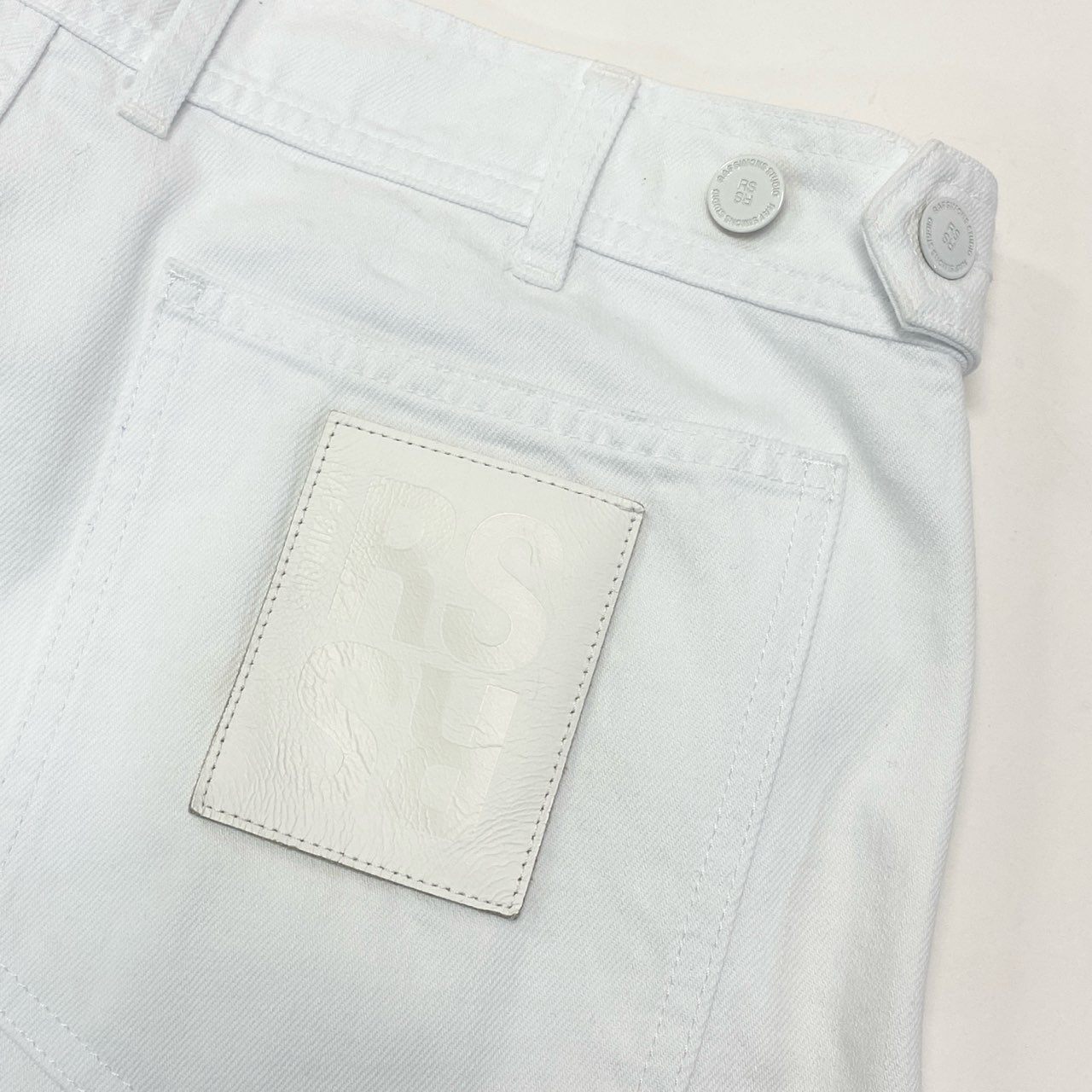 2a29 RAF SIMONS ラフシモンズ 23SS DENIM SKATE SHORTS デニムスケートショートパンツ ボトムス 231-M331 50サイズ ホワイト コットン100％ メンズo07t