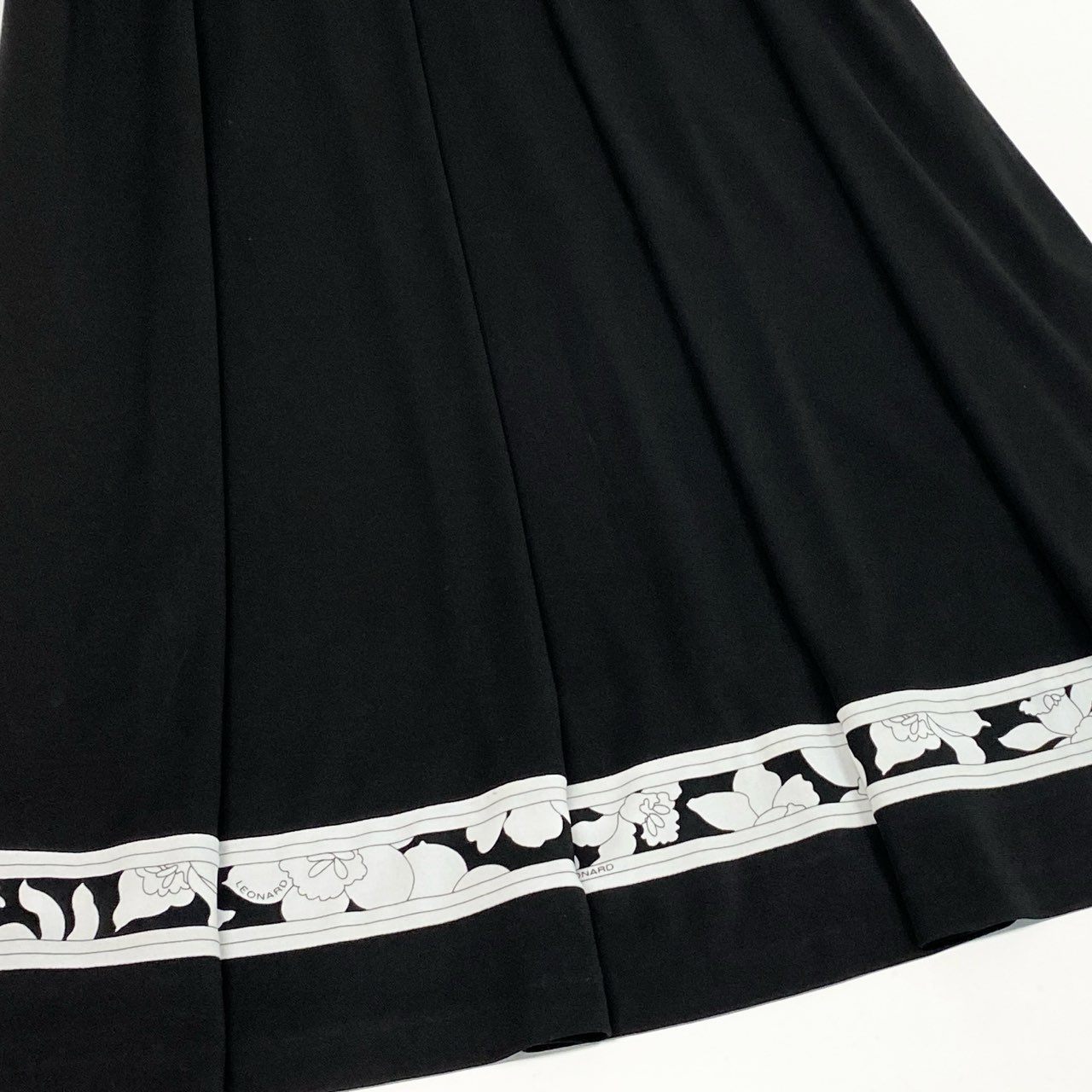 36a7 LEONARD レオナール 半袖ワンピース 膝丈ワンピース スクエアネック 美しい花柄プリント カンカン素材 Lサイズ ブラック ホワイト レディースu02t