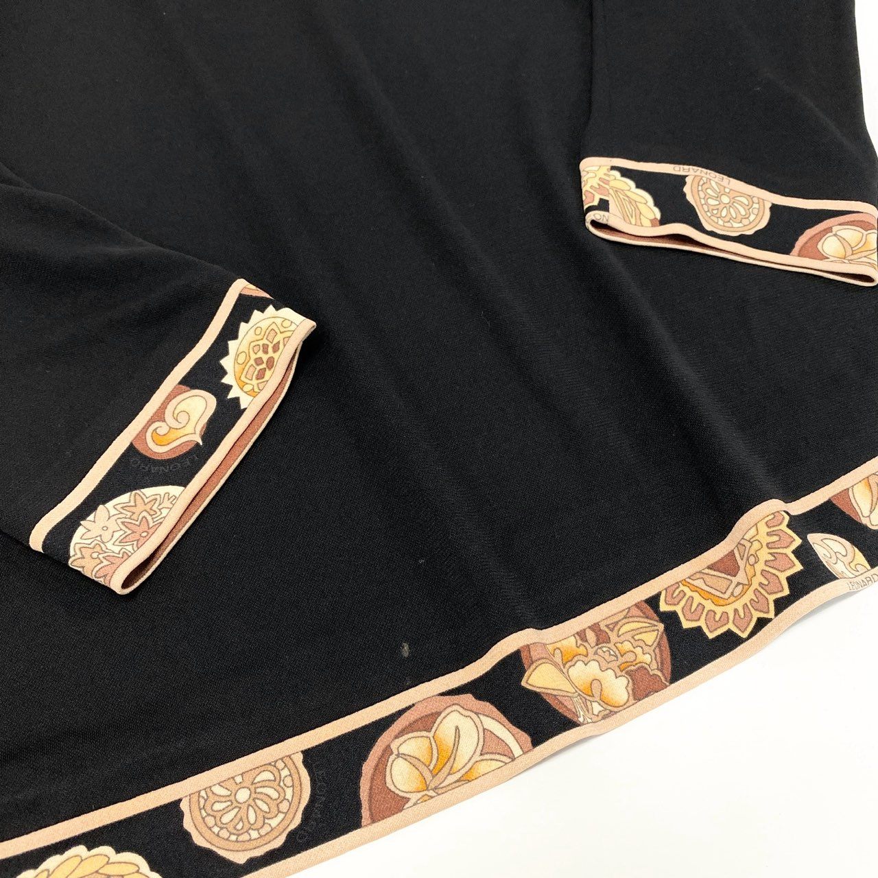 58k22 LEONARD FASHION レオナール モックネック 長袖カットソー ロングスリーブ 切替プリント カンカン素材 レディース 女性用 M ブラックu02t