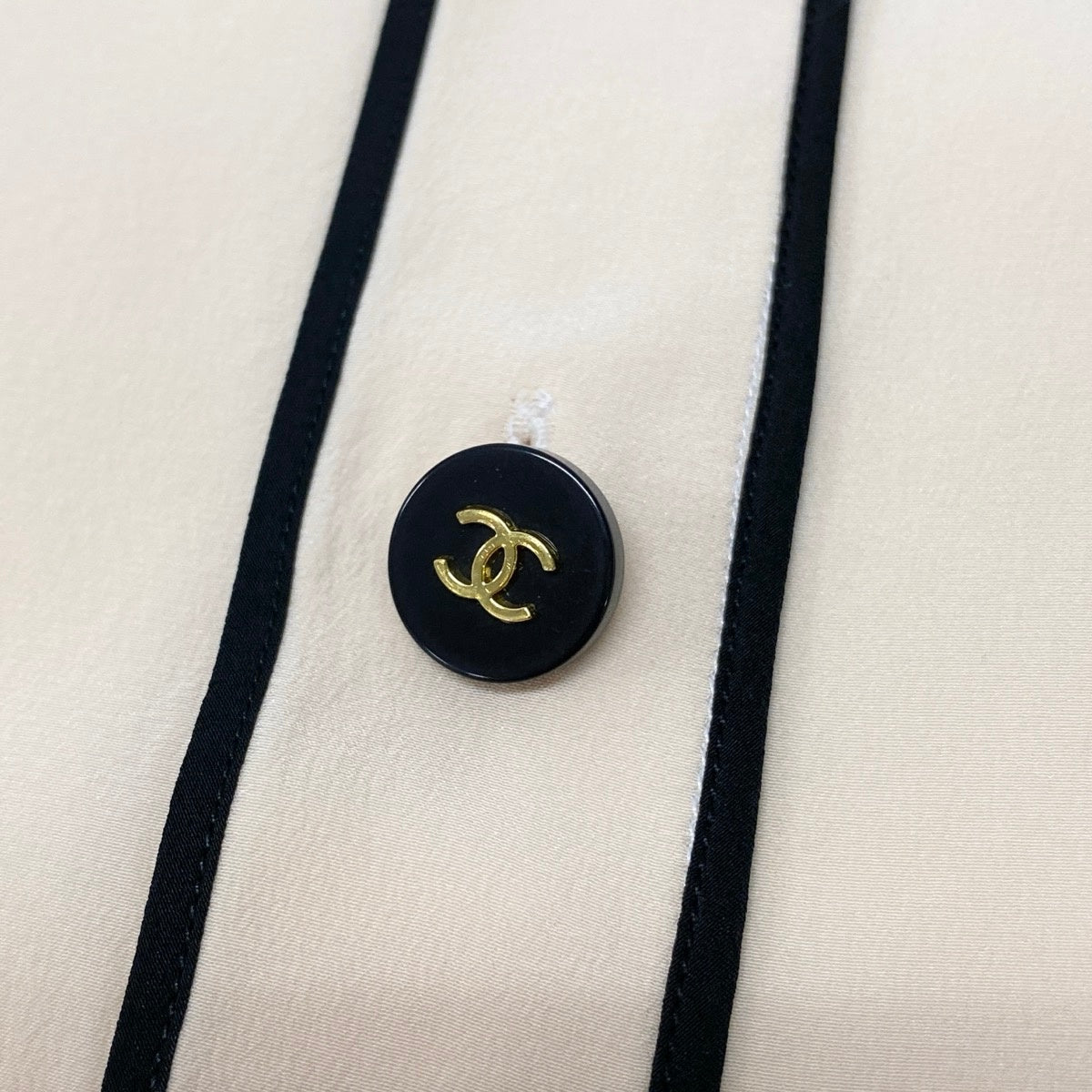 Cg10 CHANEL 90's ロングスリーブシャツ ココマークボタン 38サイズ アイボリー ブラック シルク100％ レディース 女性用ta1