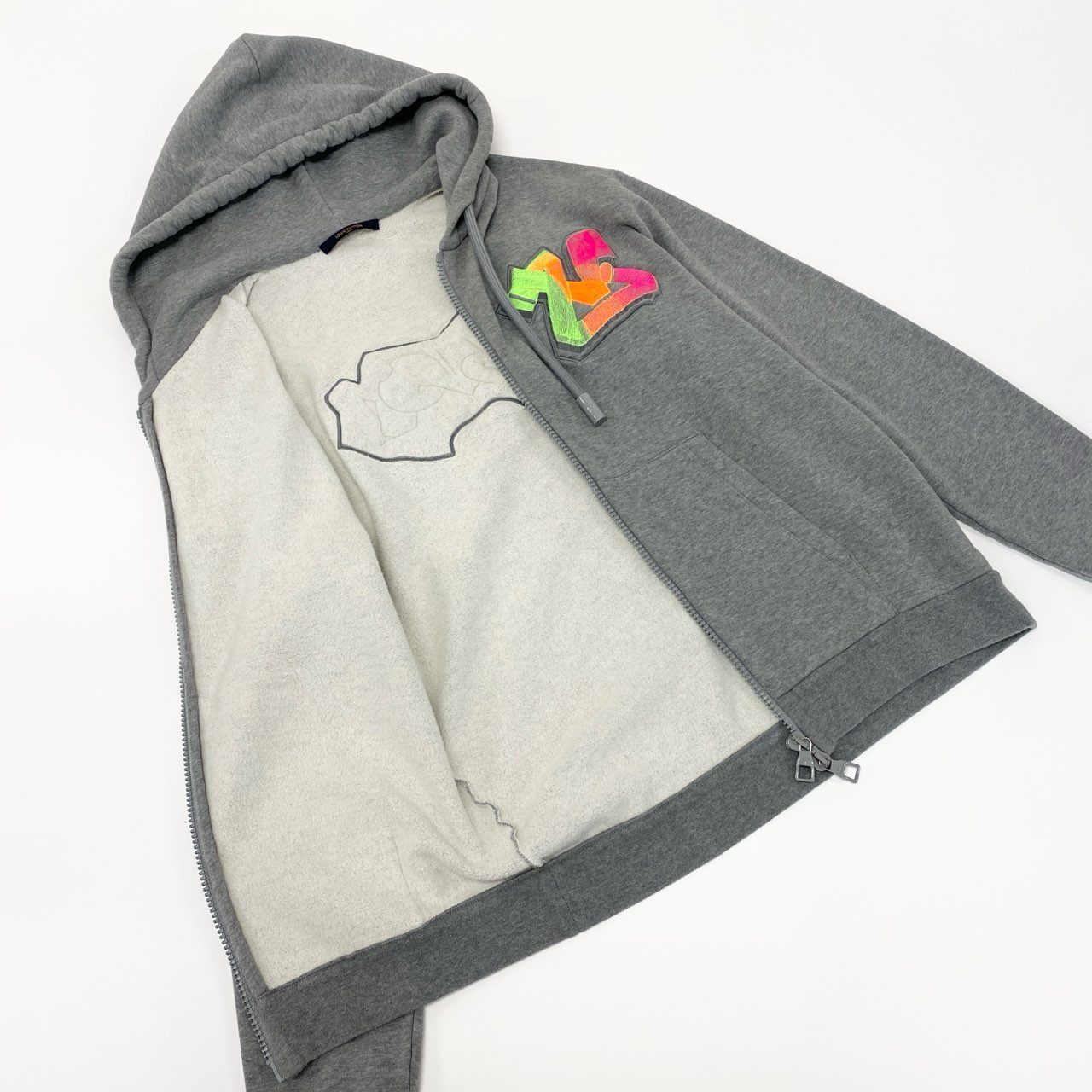 15Ⅼ1 【美品】LOUIS VUITON ルイヴィトン 3DLVグラフィティエンブロイダード ジップフーディー 22年 トップス RM222M UYR HNY24W XLサイズ グレー メンズo07t