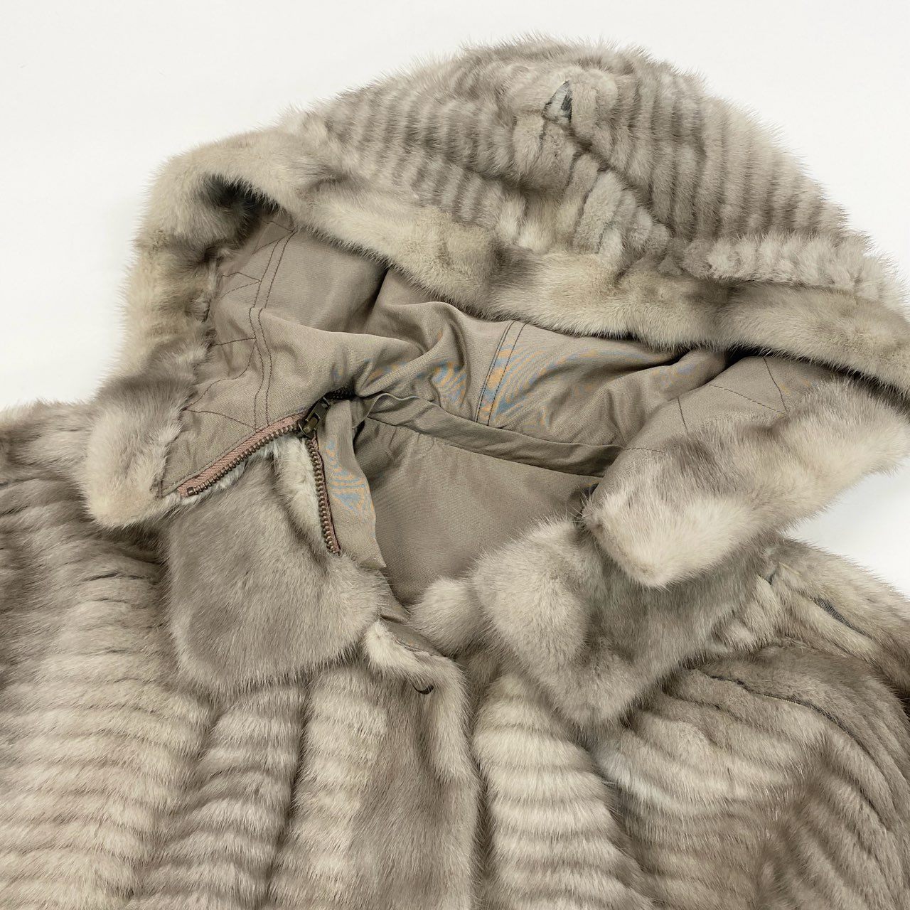50k29《本毛皮》 サファイアミンク リバーシブル ファージャケット フード取り外し可 ミンクファー リアルファー 横段 MINK FUR シルバーグレー系u02t