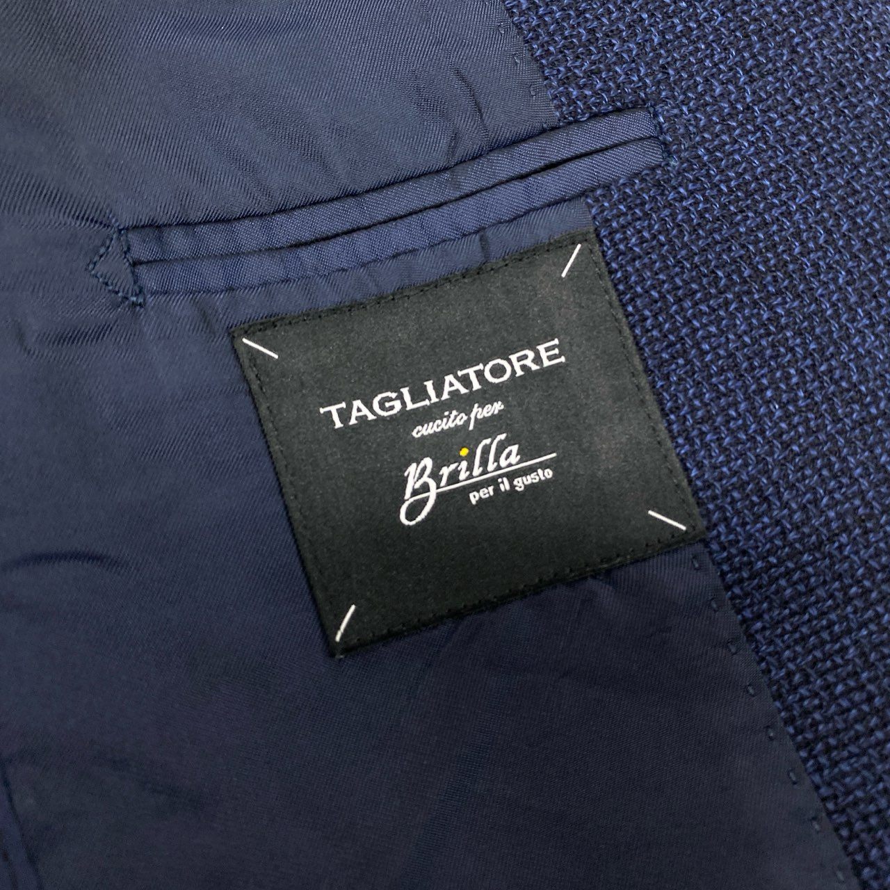 22i16《極美品》 TAGLIATORE タリアトーレ Brilla per il gusto ブリッラペルイルグスト テーラードジャケット  1SVF22K サイズ44 ネイビー メンズ ラペルピン付きu02t
