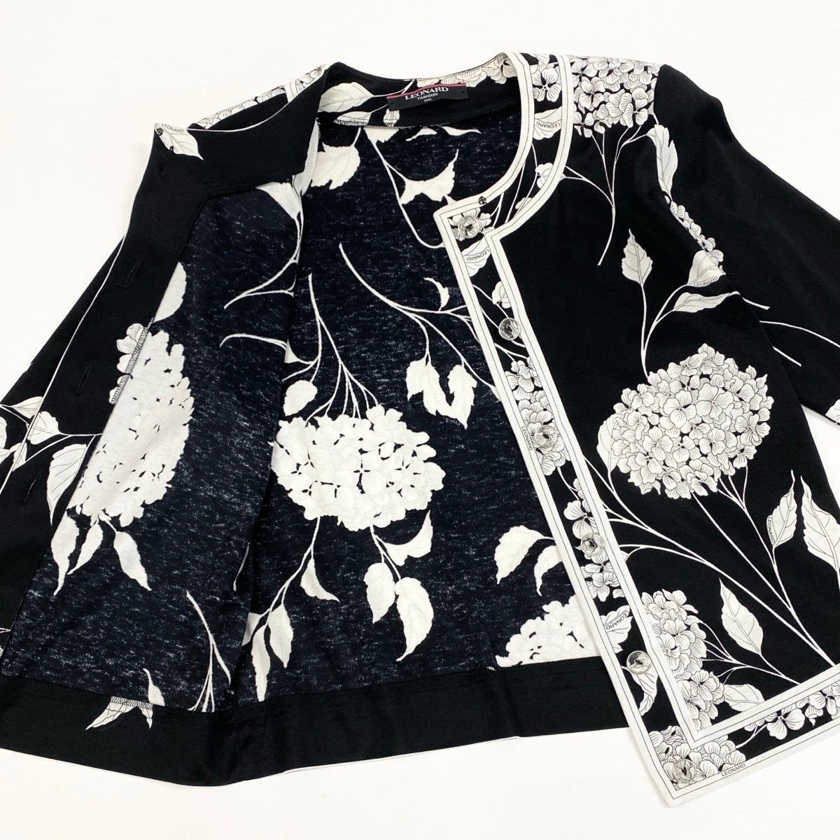 9f5 LEONARD FASHION レオナール ノーカラージャケット 薄手 花柄プリント クリアボタン サイズM ブラック ホワイト コットン100％ レディース 女性服u02t