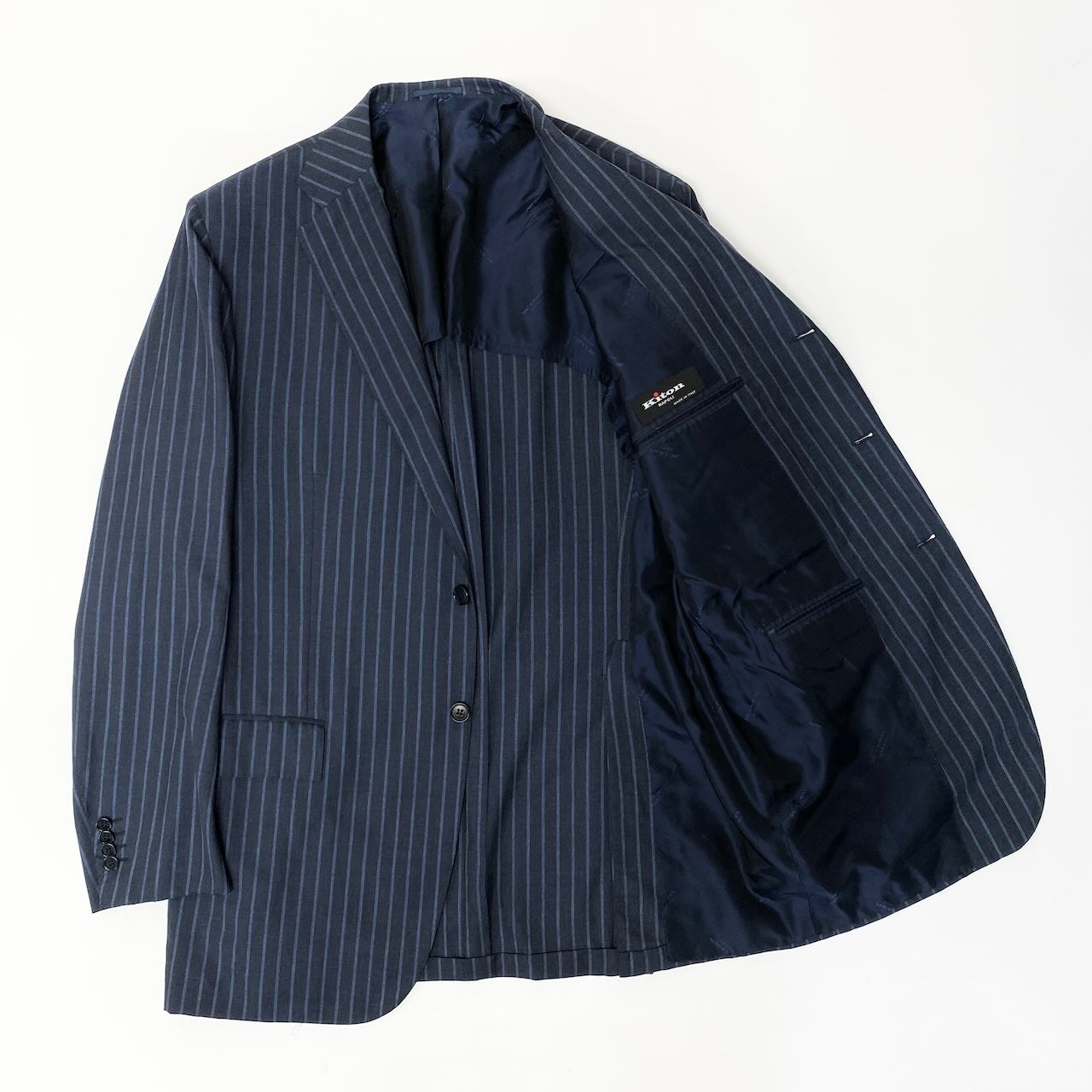 49d5 【イタリア製】Kiton キートン キトン サイズ54  カシミヤ100％ 3ボタン シングルスーツ セットアップ 背抜き 4シーズン向け ストライプ メンズ フォーマルk02i