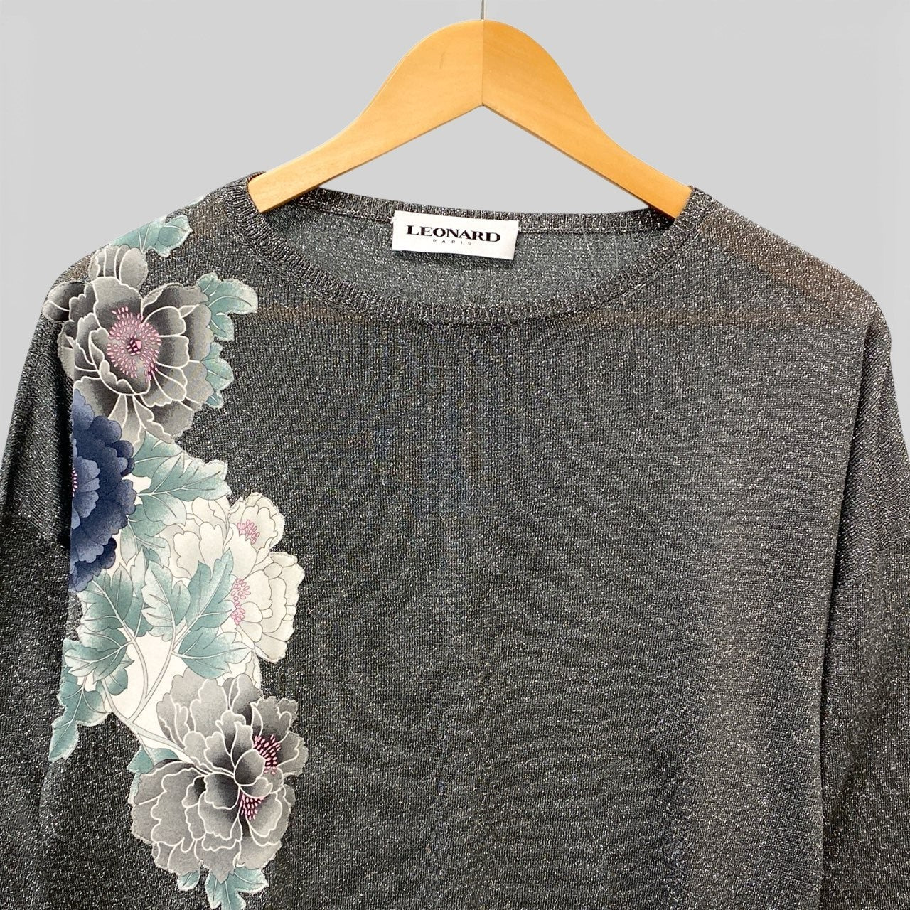 2b17 【極美品】LEONARD レオナール ロングスリーブラメニット 美しい花柄プリント トップス 0497794 Mサイズ グレー レディース 女性用u02t