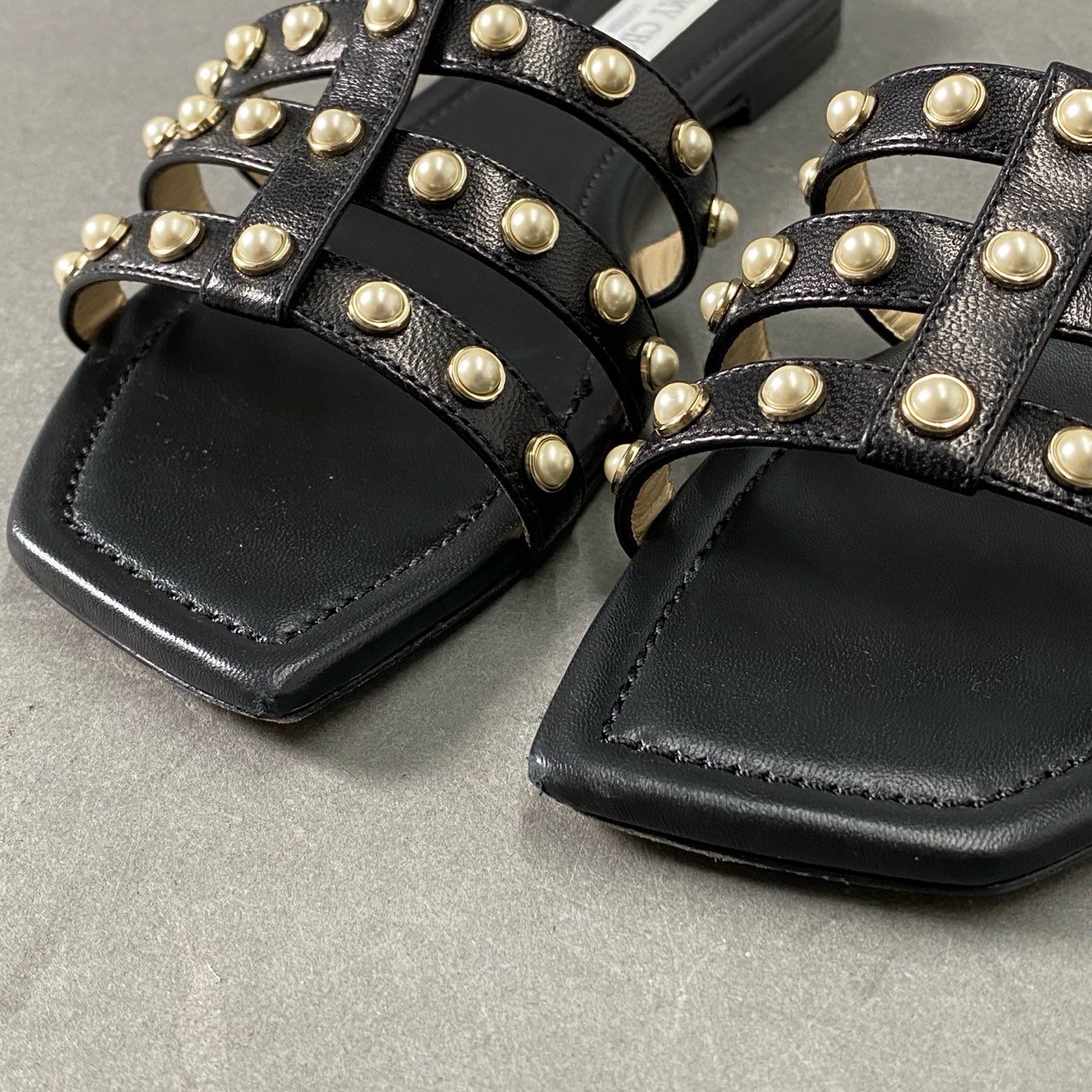 4f11 《美品》 JIMMY CHOO ジミーチュウ HAZAL FLAT パール ビジュー フラットサンダル レザーサンダル サイズ39 ブラック レザー