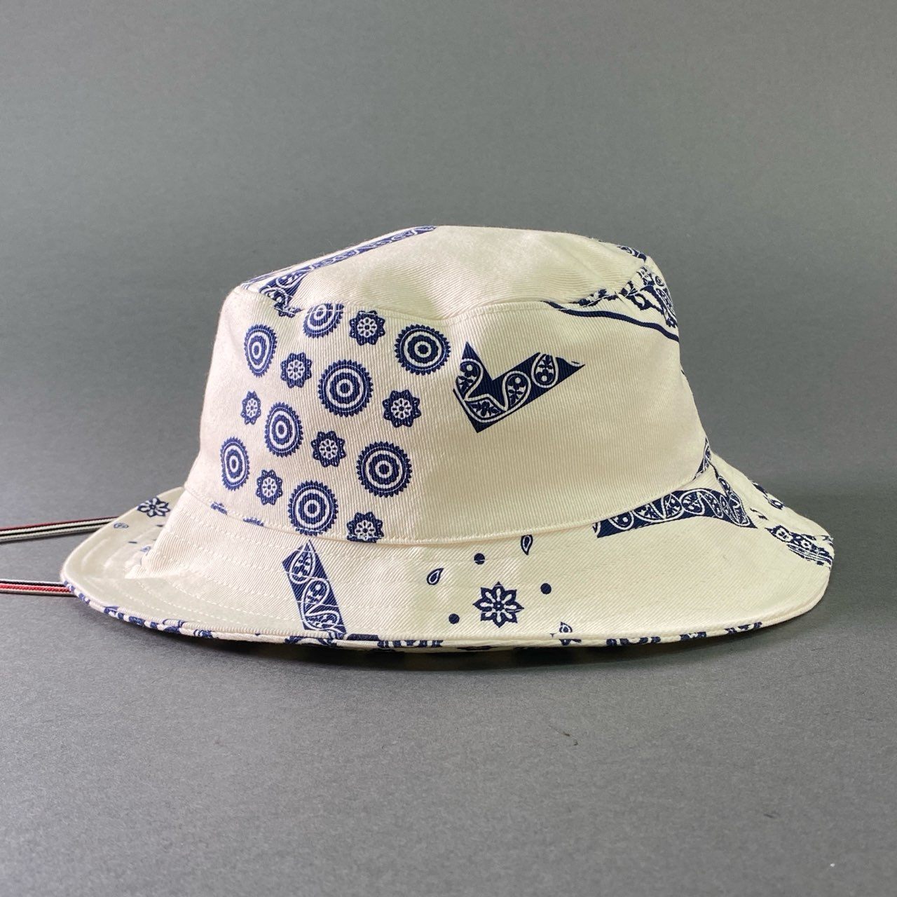 a17 MONCLER モンクレール 2022 Paisley Bucket Hat ペイズリー バケットハット I10913B00053 M ホワイト 帽子