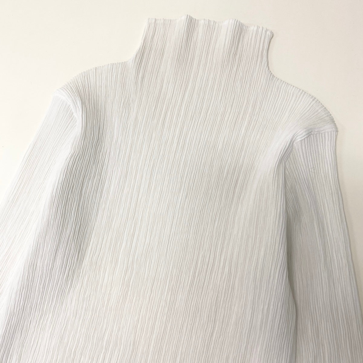 Af24 ISSEY MIYAKE イッセイミヤケ タートルネック カットソー プリーツ トップス IM82-FJ907 サイズM ホワイト ポリエステル100％ レディースo07t