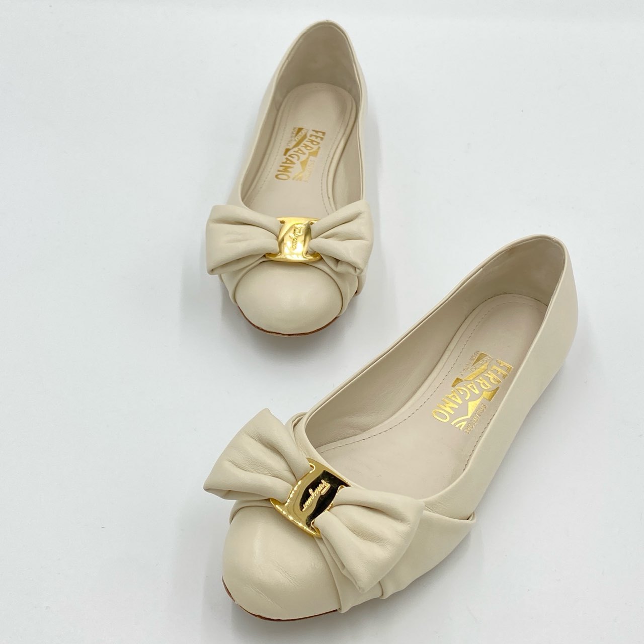 2i3《美品》 Salvatore Ferragamo サルヴァトーレフェラガモ Pre-Oened プレオウンド Varina リボンフラットシューズ 7 1/2 ホワイト レザー パンプスt18r
