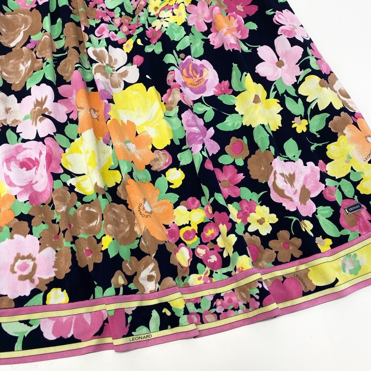68g11 LEONARD FASHION レオナール 異素材切替 チュニックワンピース 美しい花柄プリント 半袖 サイズ38 ブラック レディースu02t