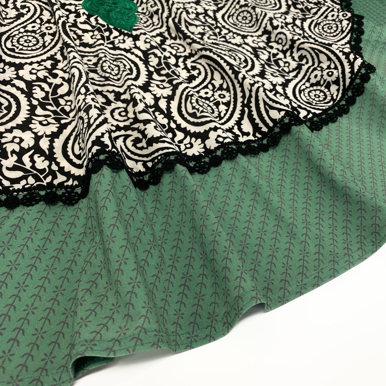 44k28 TOKUKO 1er VOL トクコプルミエヴォル ポンチョ 伸縮ストレッチ ペイズリー柄 総柄 フロント刺繍 レース装飾 レディース トップス 9 マルチカラーu02t