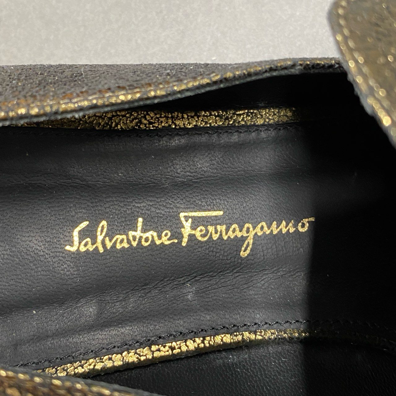 3i27 《美品》 Salvatore Ferragamo サルヴァトーレフェラガモ イタリア製 ガンチーニ モカシン ローファー フラット パンプス シューズ 6D ゴールド レザー