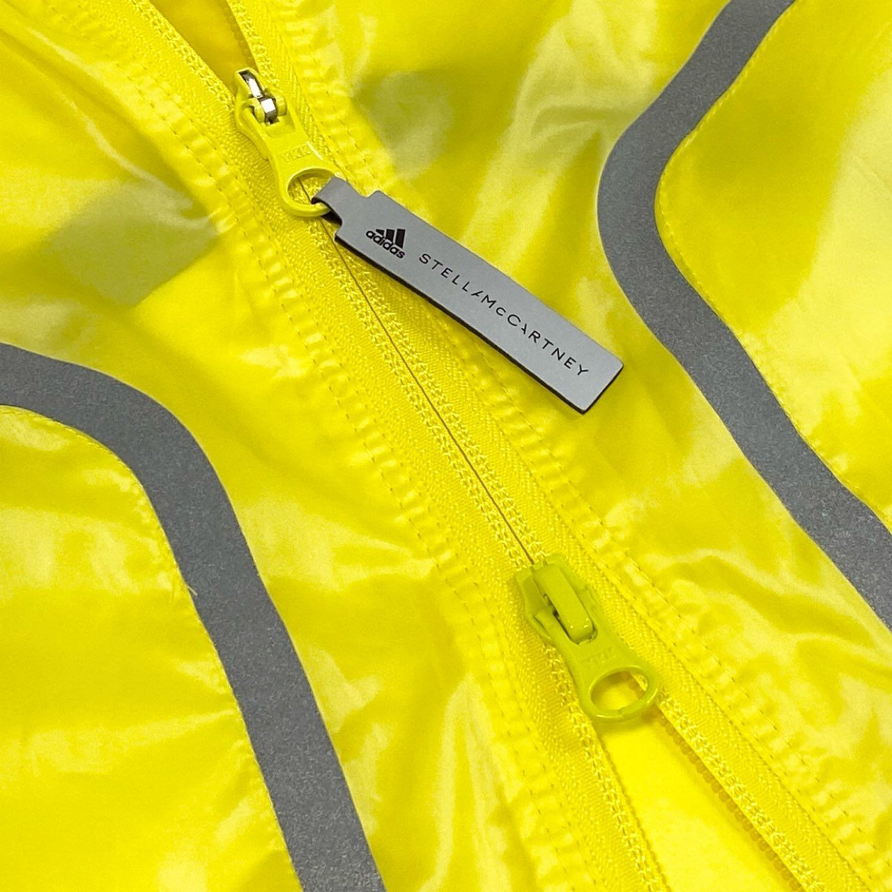 78i10《未使用品》タグ付 adidas by Stella McCartney アディダス ステラマッカートニー TruePace ランニングジャケット ロゴプリント 軽量 リフレクター HS8197 Mサイズ イエロー レディースo07t