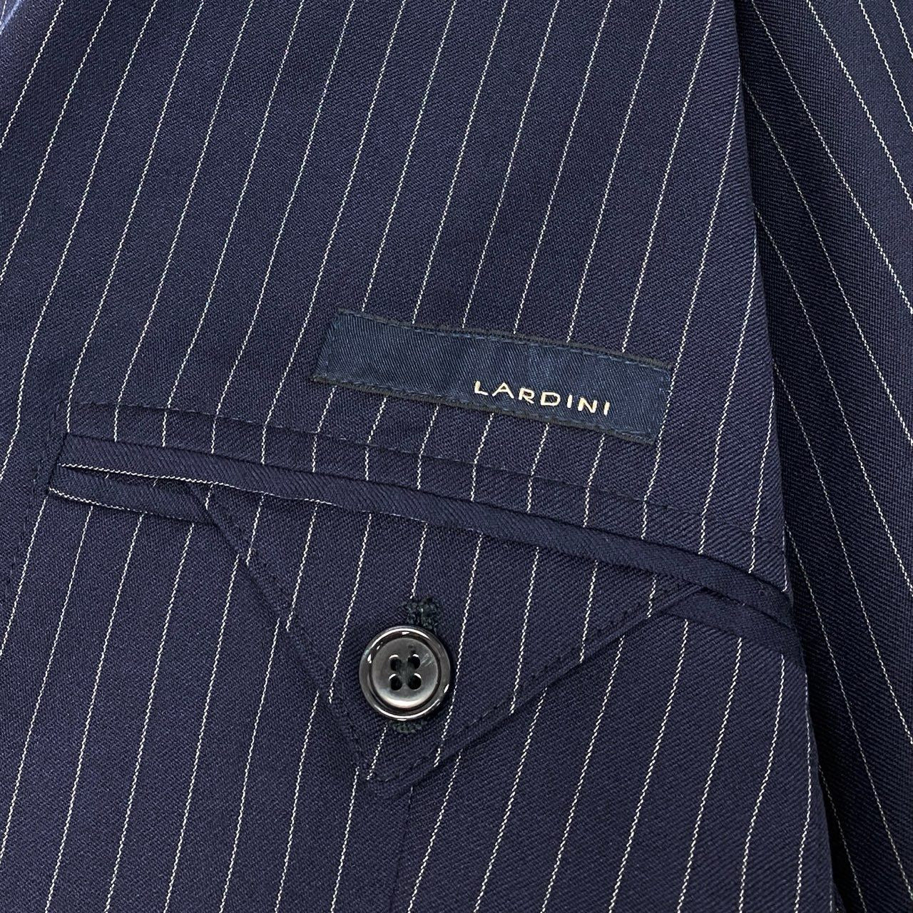 75i8 《美品》 LARDINI ラルディーニ ブートニエール付 セットアップ スーツ ストライプ柄 イタリア製 JH801AQ 48 ネイビー ウール メンズo07t