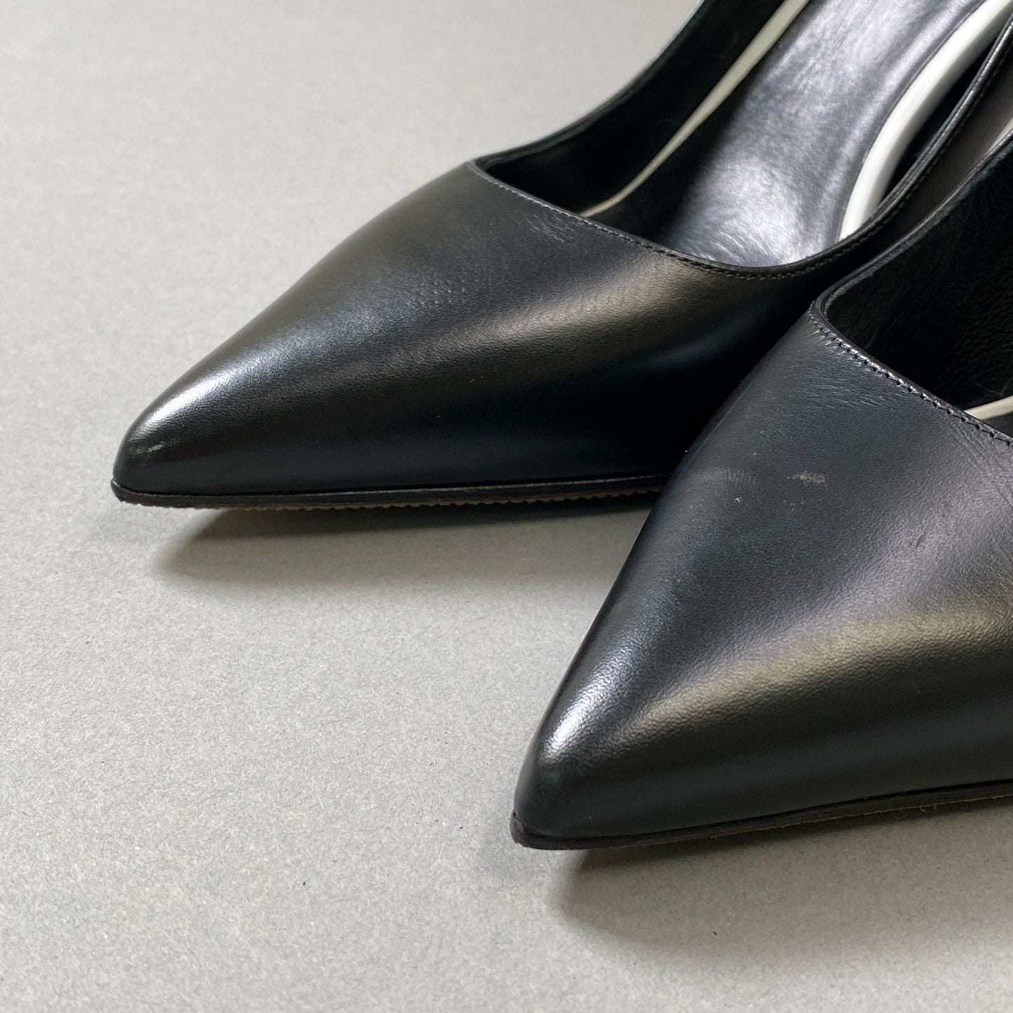 3i30 《極美品》 VALENTINO VLTN ヴァレンティノ ロゴパンプス ハイヒール  ポインテッドトゥ  38サイズ ブラック レザー レディースt18r
