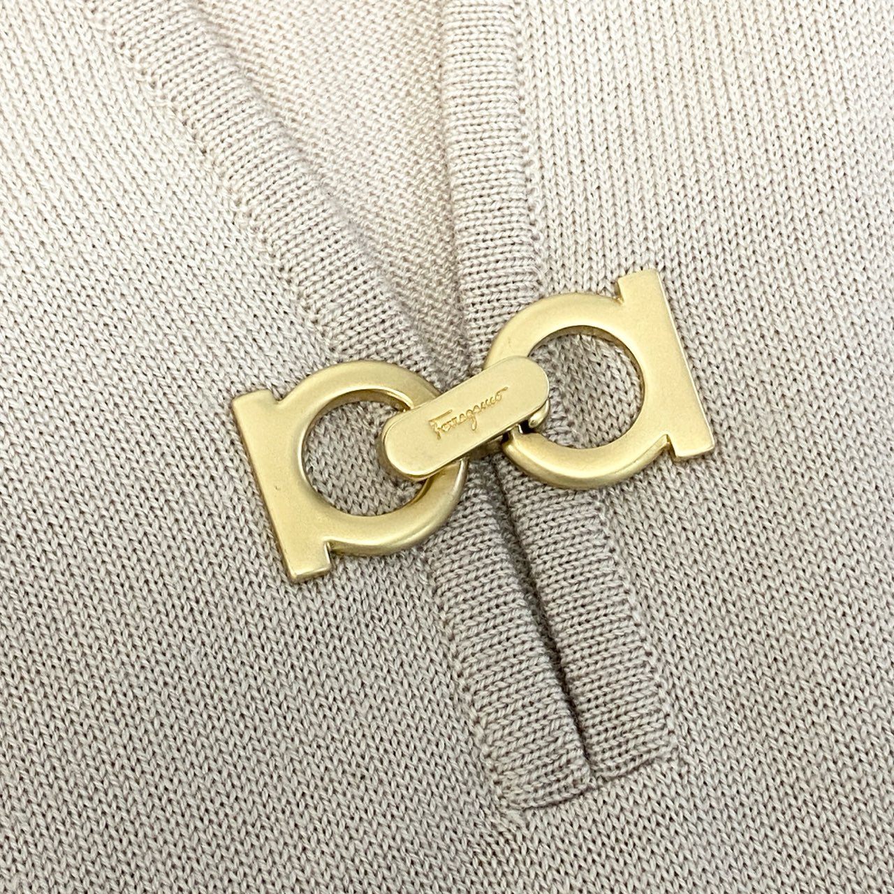 Ia16 Salvatore Ferragamo サルヴァトーレ フェラガモ ガンチーニ Vネック ニット セーター サイズL ベージュ Gancini Knit Sweatert18r