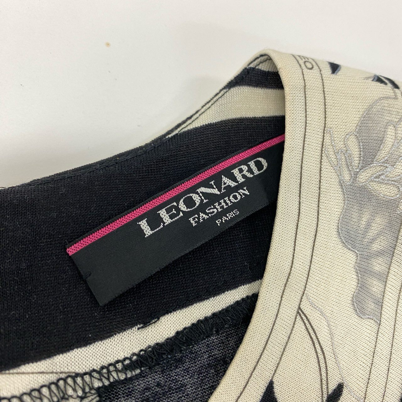 38k16【美品】LEONARD レオナール 長袖カットソー クルーネック 花柄 0369114 Mサイズ ブラック アイボリー レディースu02t