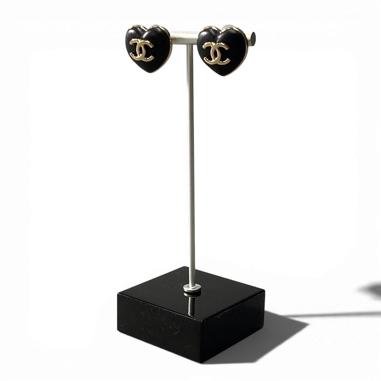 b5 CHANEL シャネル 2022 レザーハート ココマーク ピアス アクセサリー ブラック レザー レディースta1