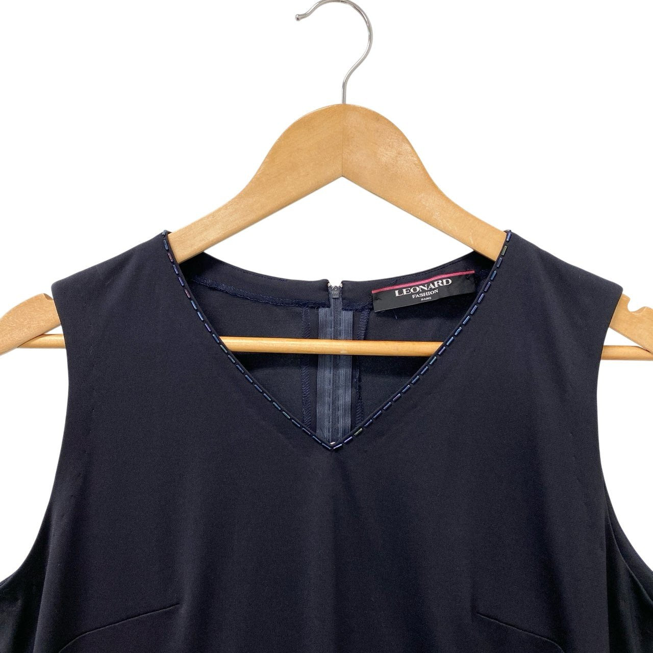 9b18 【美品】LEONARD レオナール ノースリーブブラウス Vネックカットソー トップス ブランドロゴ刺繍 ビーズ 0149550 LLサイズ ネイビー カンカン素材 レディースu02t