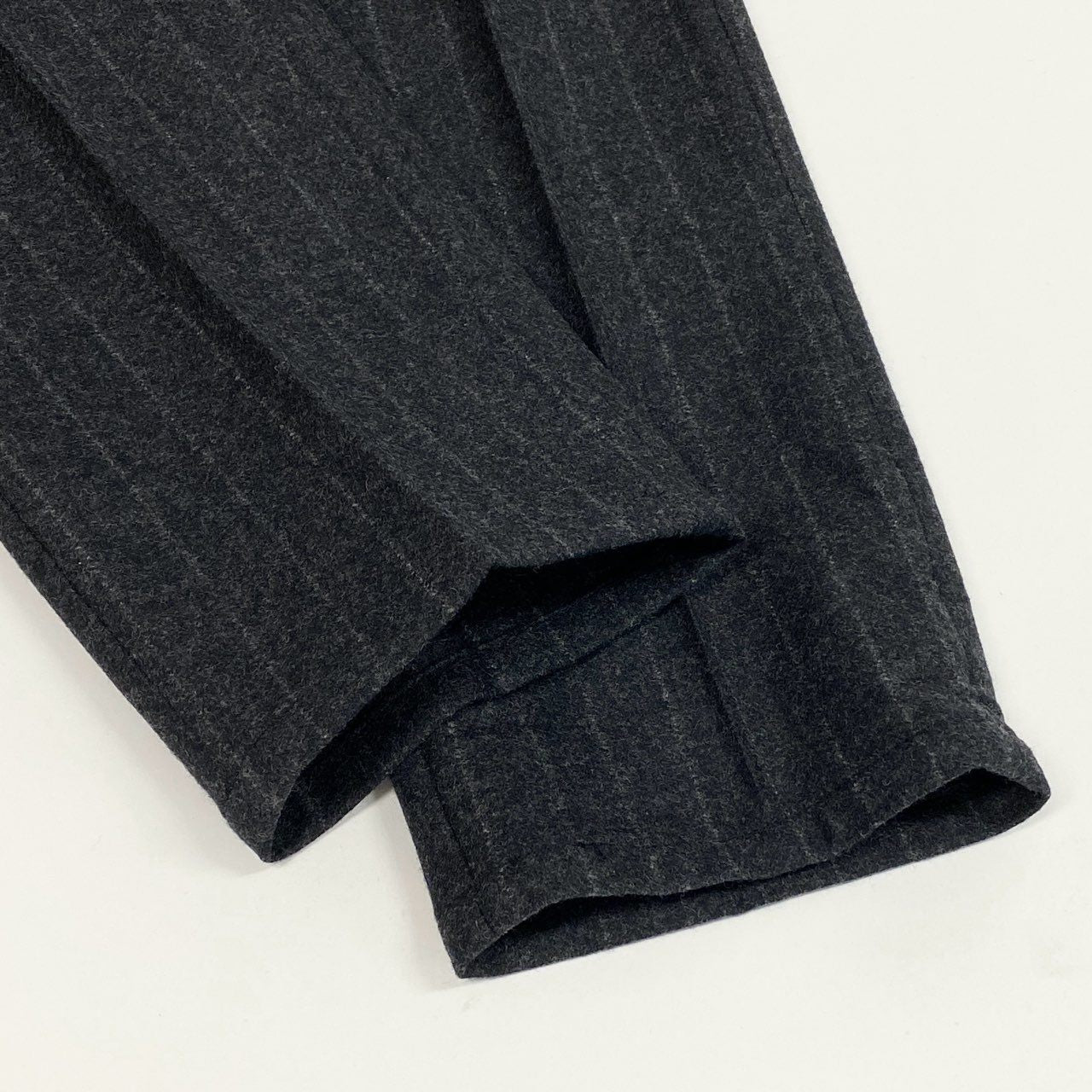 33b27 《美品》 BRUNELLO CUCINELLI ブルネロクチネリ フランネル生地 スラックスパンツ ボトムス 44 グレー ストライプ ウール メンズu02t