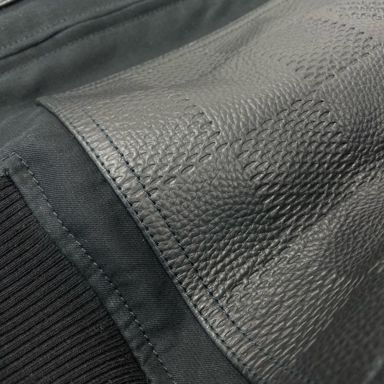 53Ⅼ2 LOUIS VUITTON ルイヴィトン 24SS ダミエ エンボスレザー ミックスレザーフードブルゾン スタジャン サイズ52 ブラック メンズ 男性用 アウター レザージャケットk02i