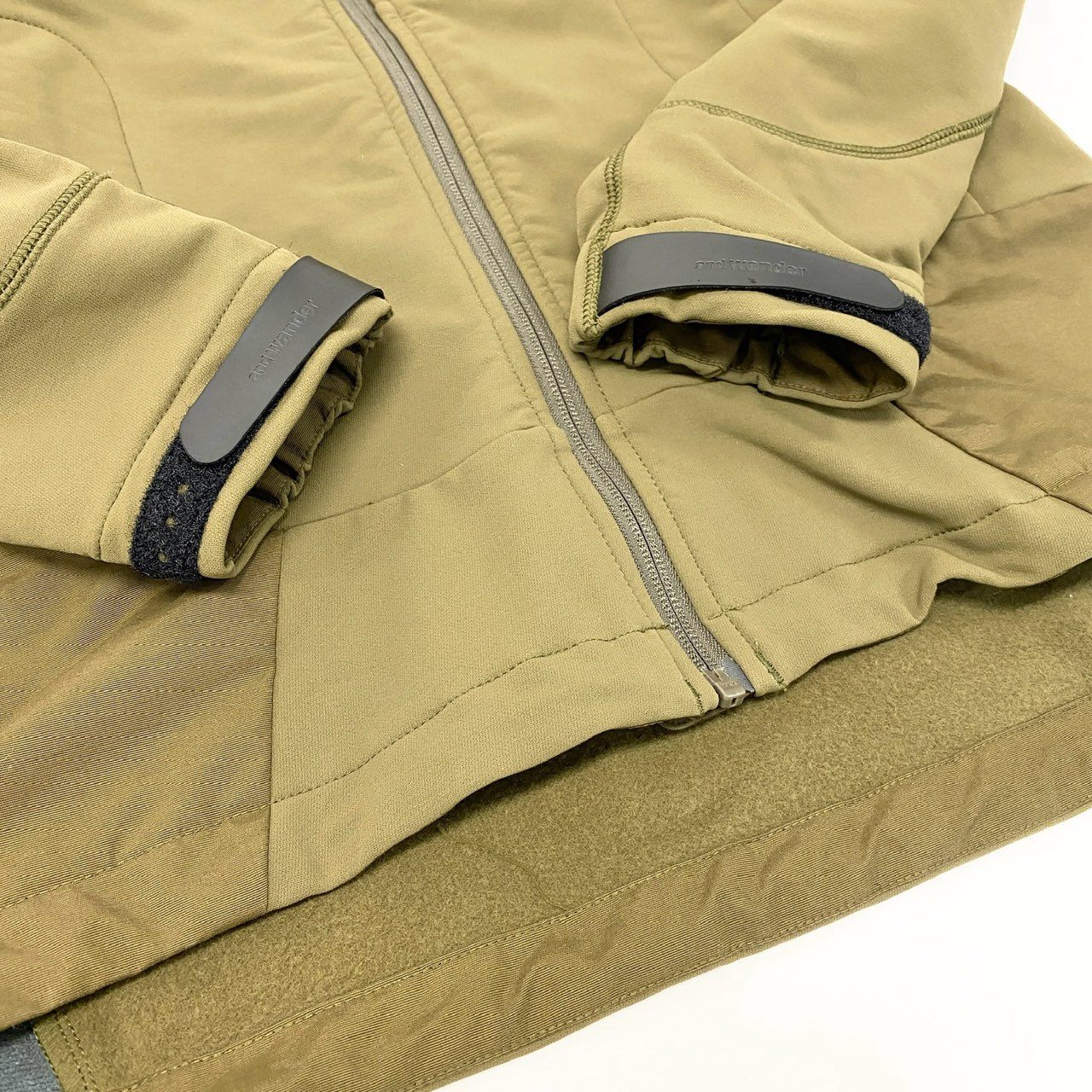 77i26 《美品》 and wander アンドワンダー Stretch Shell Jacket ストレッチシェルジャケット マウンテンパーカー 574-2221303 M カーキ アウトドア トレッキング 撥水t18r