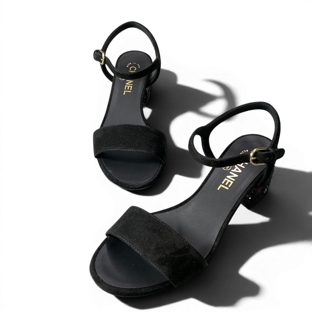 f10 【新品保管品】CHANEL シャネル スウェードサンダル ラインストーンロゴ G45366 37 1/2サイズ ブラック レザー レディース 女性用k02i