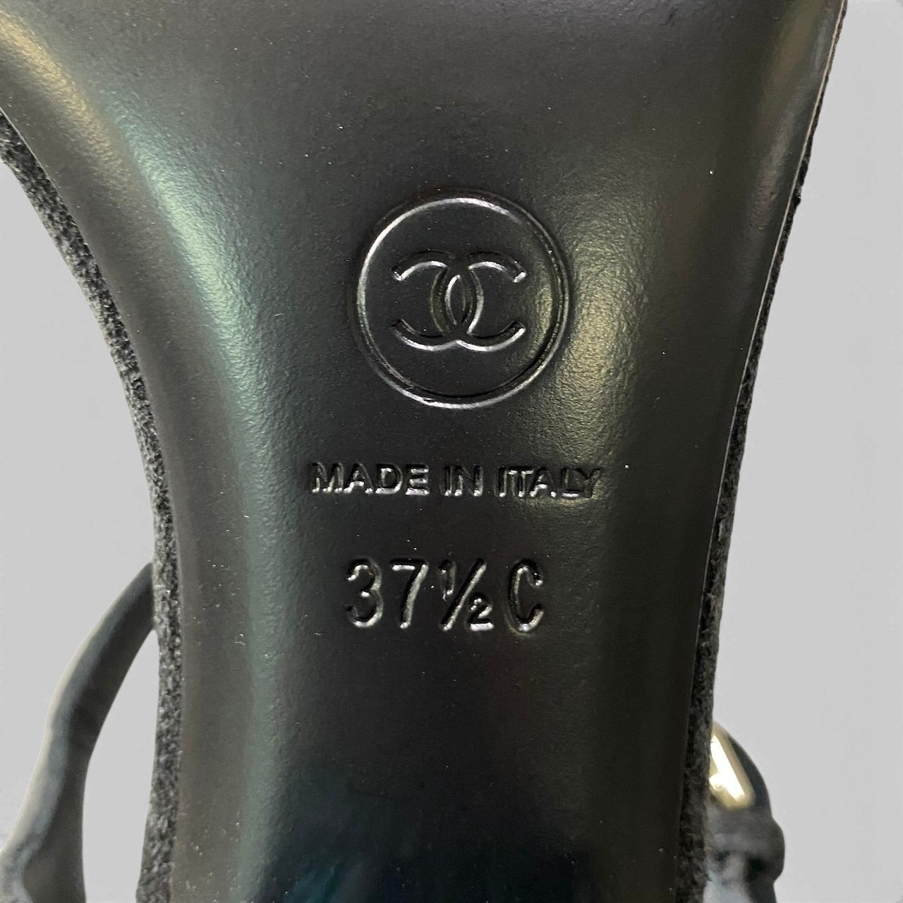 f10 【新品保管品】CHANEL シャネル スウェードサンダル ラインストーンロゴ G45366 37 1/2サイズ ブラック レザー レディース 女性用k02i