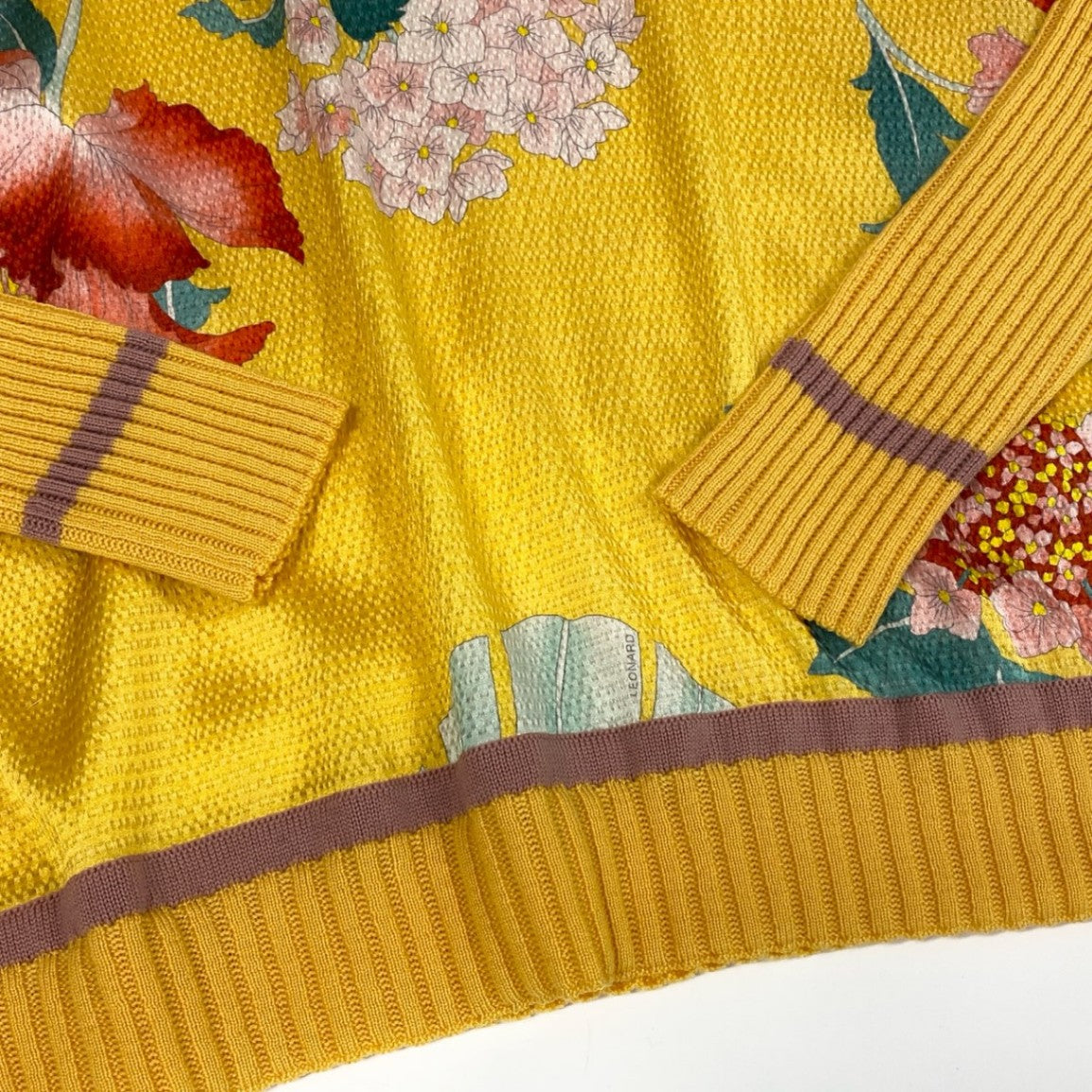 68d13 【極美品】 LEONARD PARIS レオナール ロングスリーブ ニットセーター リブニット 異素材切替 美しい花柄プリント サイズL イエロー レディース 女性用u02t