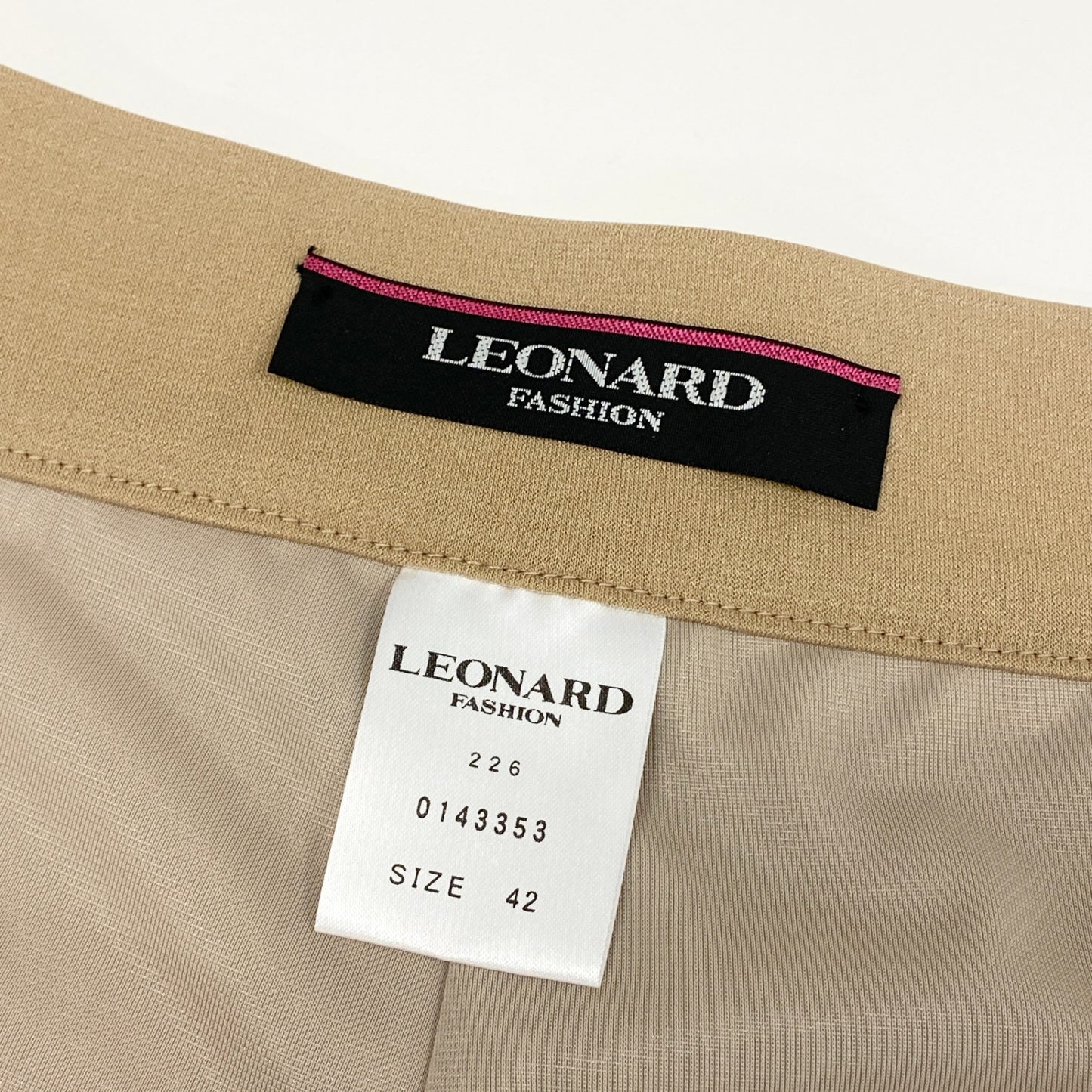 56h1 LEONARD レオナール ボトムス カンカン素材 ストレートパンツ ストレッチ ロゴ刺繍 レディース 女性用 0143353 42 ベージュu02t