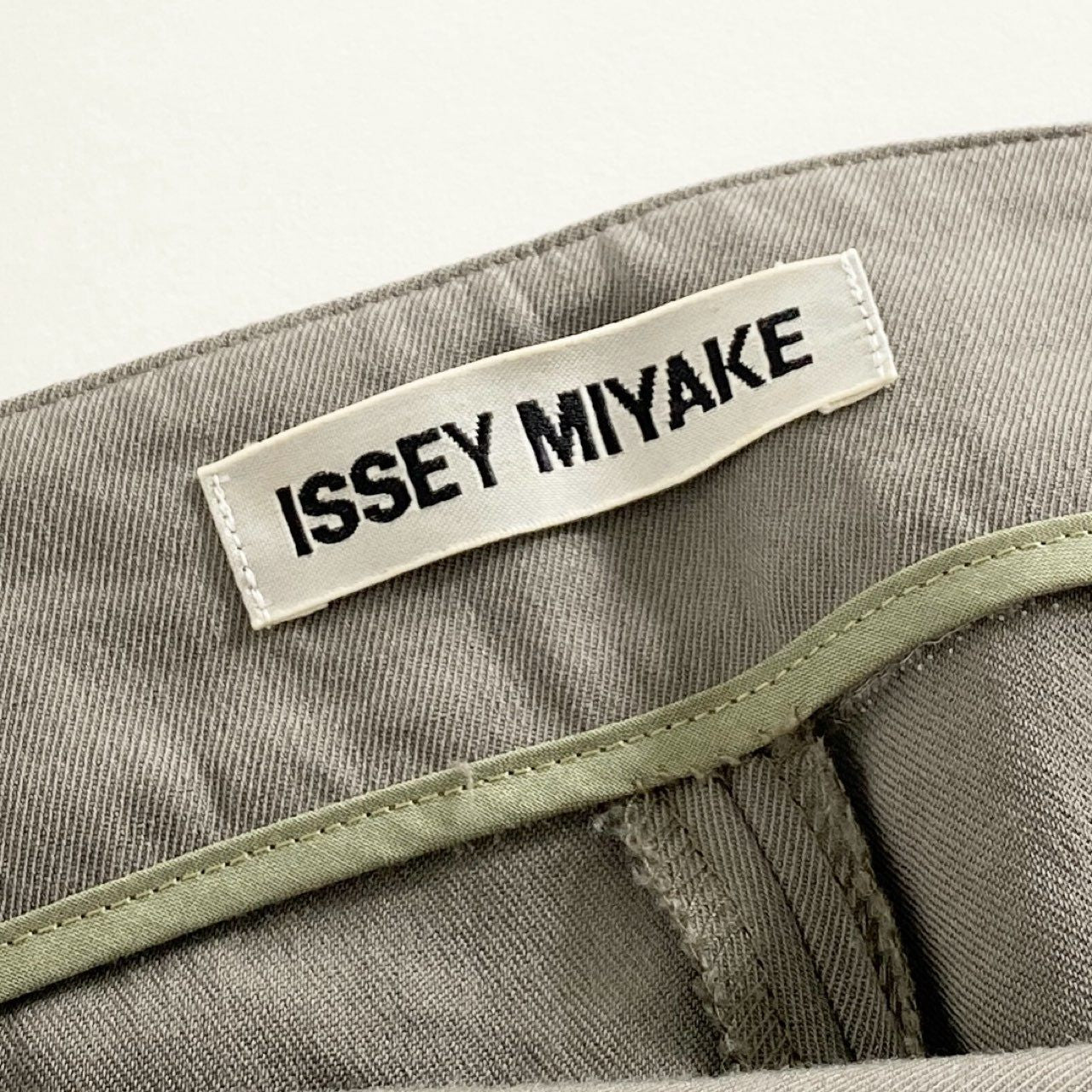 25d14 ISSEY MIYAKE イッセイミヤケ レース切替 カジュアルパンツ ボトム クロップドパンツ 伸縮素材 IM41FF022 サイズ1 カーキ レディース