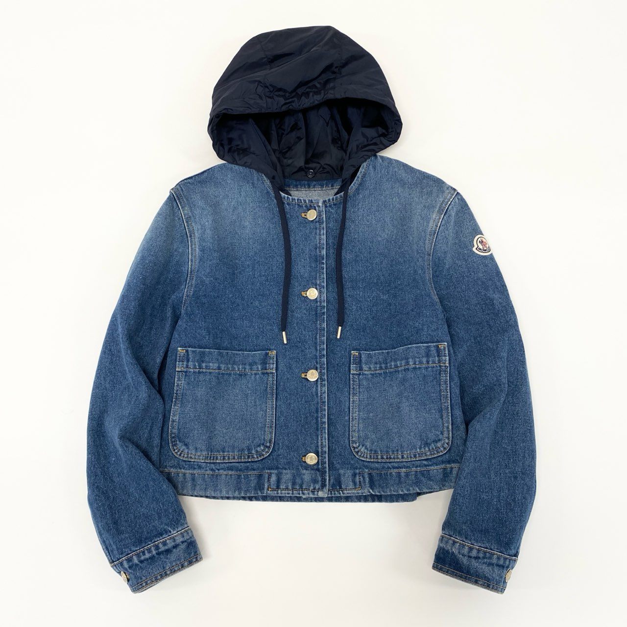 53e19 MONCLER モンクレール LAMPUSA 袖ワッペン フード付き ダメージ加工 ノーカラー デニムジャケット イタリア製 J10931A00115 00 インディゴブルー