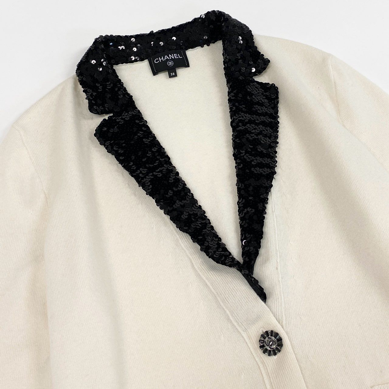 46e9 【極美品】CHANEL シャネル 2023C クルーズライン スパンコール カシミヤニットジャケット ココマーク ラインストーン P74171K10644 サイズ38 ホワイト レディース