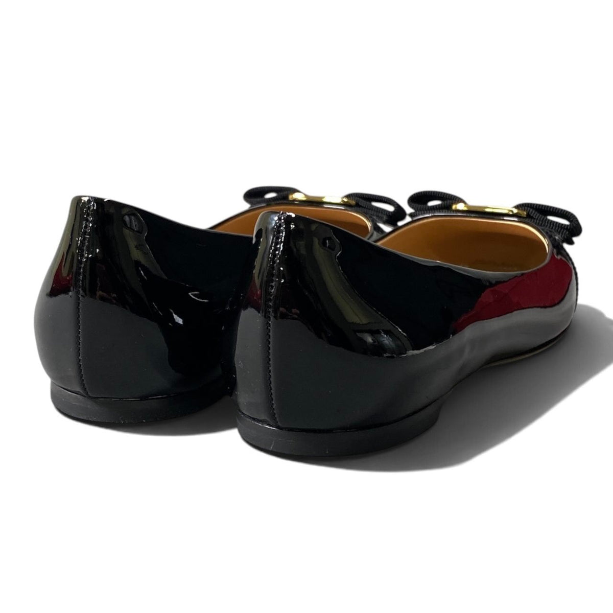 1i7 《極美品》 Salvatore Ferragamo サルヴァトーレフェラガモ ヴァラリボン パンプス フラットシューズ 6.5 ブラック パテントレザー レディースu02t