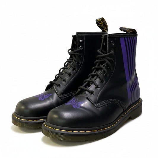 3e18 【美品】Dr.Martens × NEEDLES ドクターマーチン ニードルズ 60周年記念 1460 NEEDLES 8ホールブーツ パピヨン UK10 ブラック パープル レザー メンズ 男性用k02i