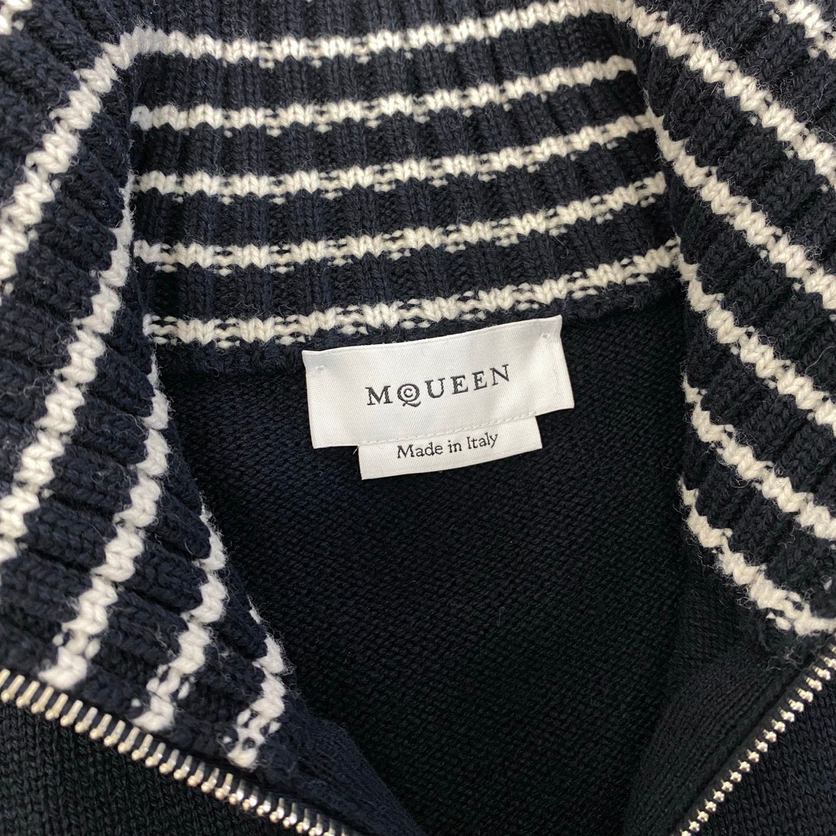 49g17 【極美品】McQueen アレキサンダー マックイーン 2024年 ハイネックニットワンピース ダメージ加工 ボーダー イタリア製 XSサイズ ネイビー ホワイト ウール100％ レディース 女性用u02t