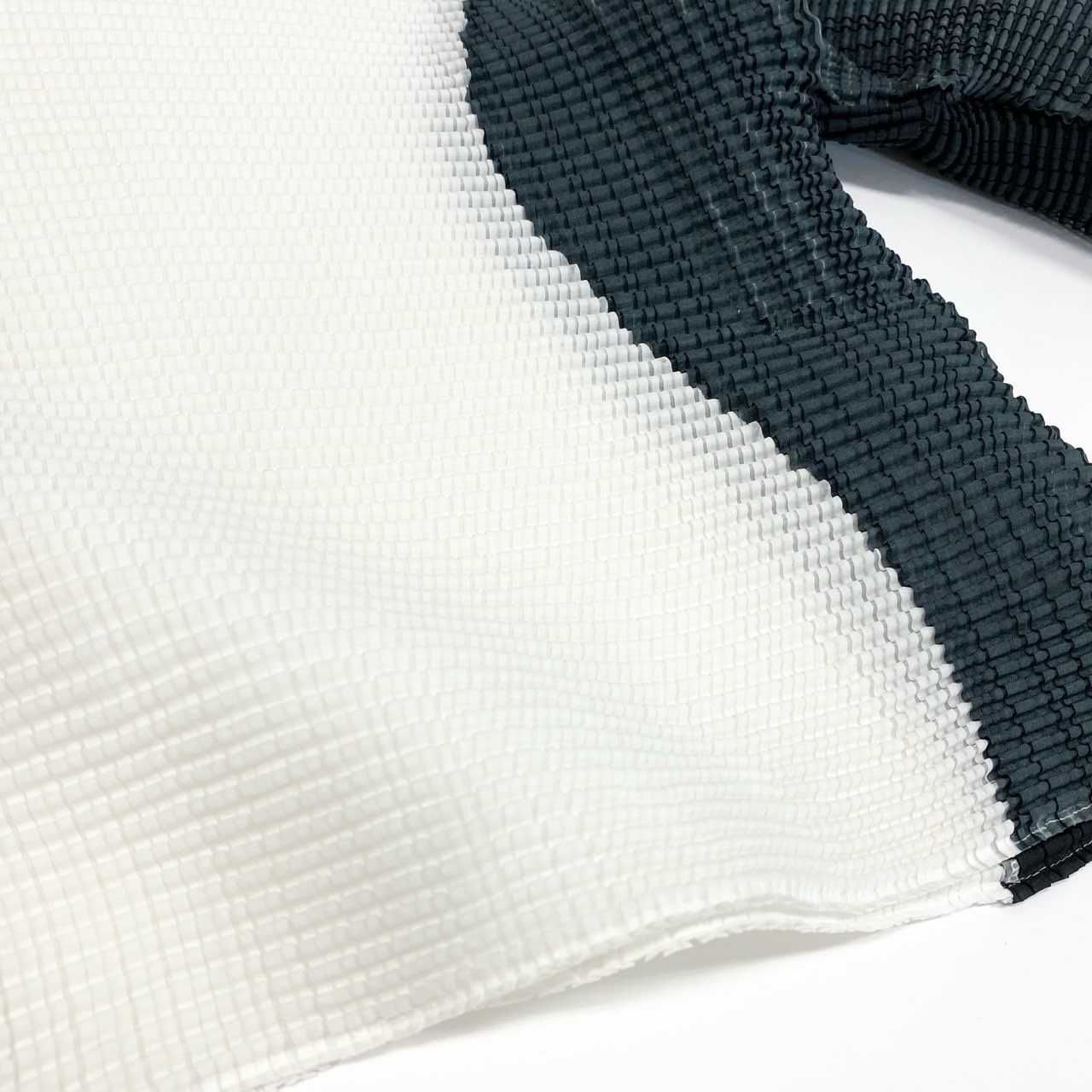 Ad6 ISSEY MIYAKE イッセイミヤケ Abstract Tint Pleats アブストラクト ティント プリーツ プリーツカットソー トップス IM31FJ638 2サイズ マルチカラー ポリエステル100％ レディース 女性用o07t