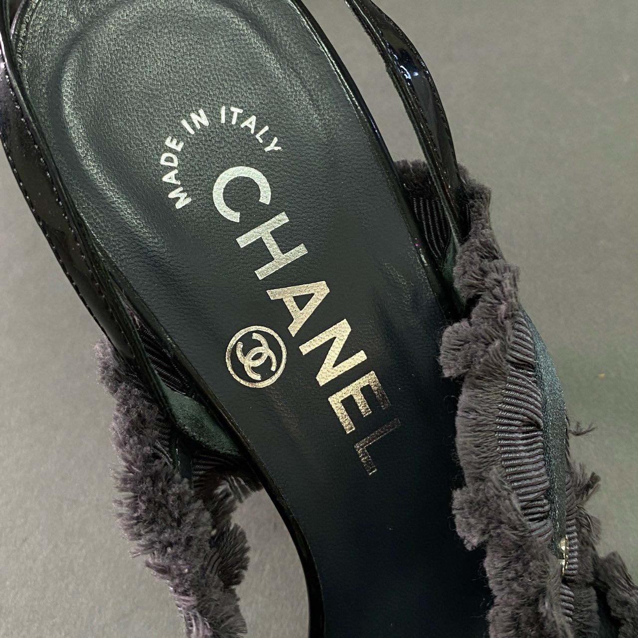 3j24 CHANEL シャネル CC ココマーク フリルリボン ヒールサンダル 34 1/2 ブラック グレー パテントレザー エナメル パンプス イタリア製 シューズ