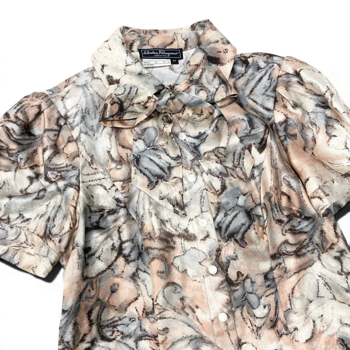 Ef11 Salvatore Ferragamo サルヴァトーレフェラガモ イタリア製 総柄プリント ボウタイブラウス 半袖シャツ トップス 40 マルチカラー シルク レディースo07t