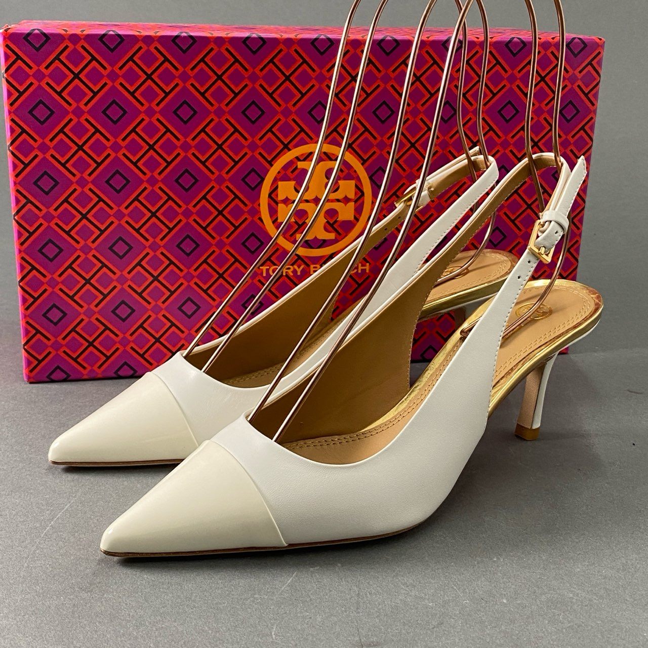 4d16 《極美品》 TORY BURCH トリーバーチ PENELOPE スリングバックパンプス 6 1/2 ホワイト レザー パテント ミュール サンダル イタリア製 箱有