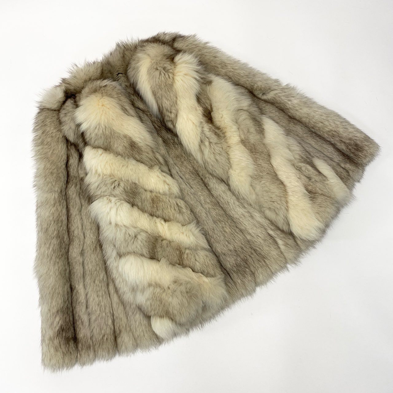 78a14 SAGA FOX サガフォックス 銀サガ 斜め段 極厚 ブルーフォックス コート サイズ10 ホワイト 最高級本毛皮 Fox Fur Coatt18r