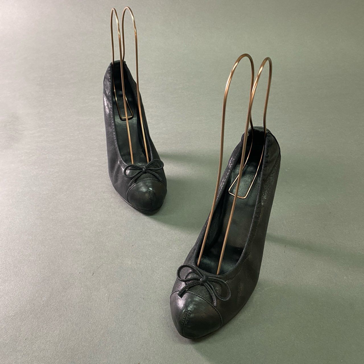 7b12 CHANEL シャネル ラウンドトゥ  ヒールパンプス ハイヒール ココマーク リボン イタリア製 レザー 履き口ゴム◎ 37C ブラック 本革