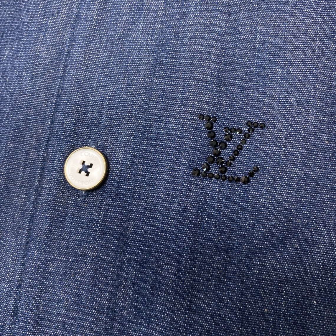 Mf18 《未使用品》 LOUIS VUITTON ルイヴィトン 25SS ブラゾンエンベリッシュド デニムシャツ Blason Embellished Shirt サイズL ブルーt18r