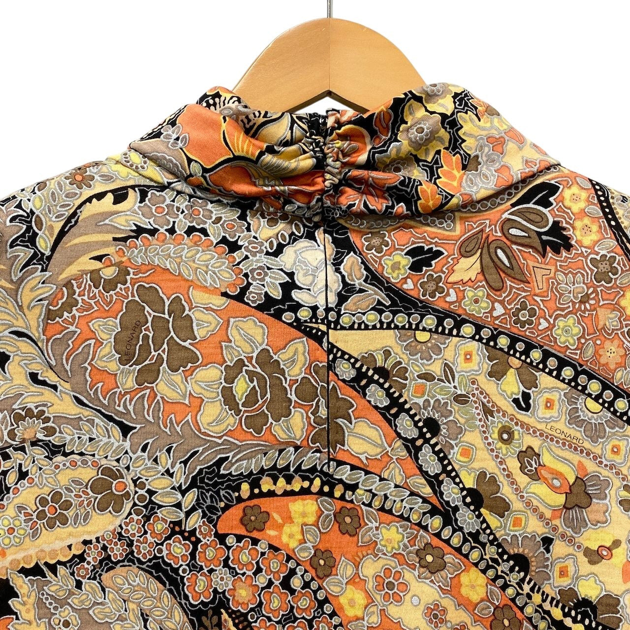 78e18 【美品】LEONARD レオナール ハイネックロングスリーブカットソー 美しいプリント 総柄 0329120 Lサイズ マルチカラー レディース 女性用t18r