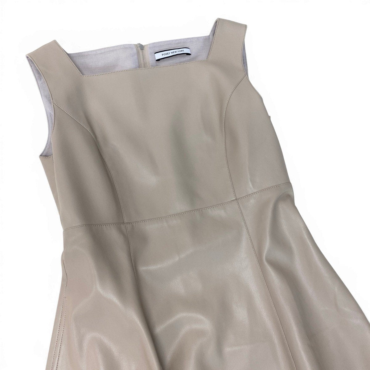 88g20 【未使用タグ付】 FOXEY NEW YORK フォクシーニューヨーク 2023年 Dress Marielle マリエル スクエアネック ノースリーブ ドレスワンピース 43873 サイズ40 ベージュ フェイクレザー レディースt18r