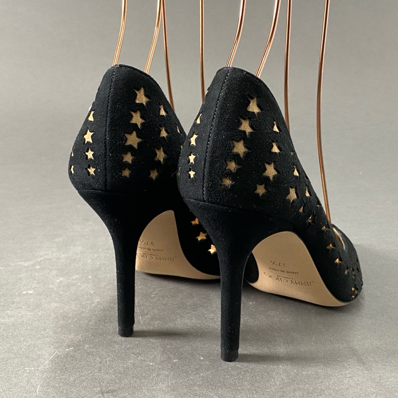 3d16 《極美品》 JIMMY CHOO ジミーチュウ スターパンチング パンプス 37 1/2 ブラック スエードレザー シューズ イタリア製 箱有