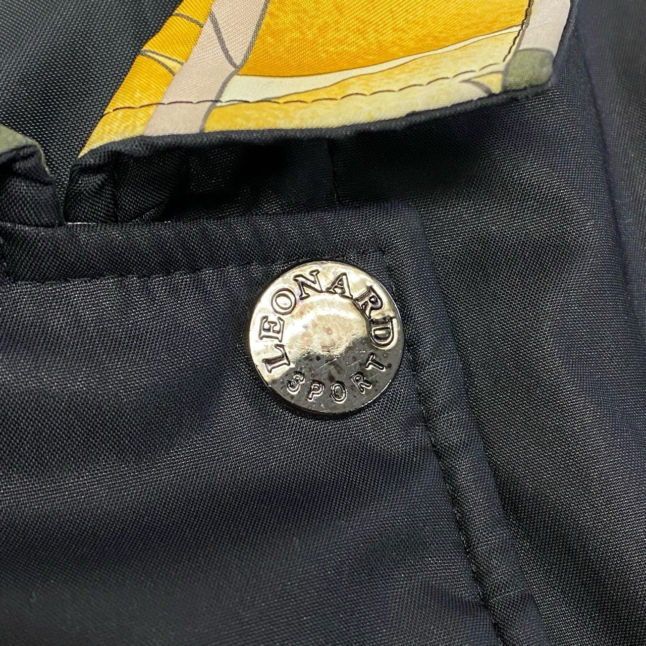 60c6 LEONARD レオナール 美しい花柄プリント 薄手ジャケット ライトアウター 44 ブラック レディース 大きいサイズu02t