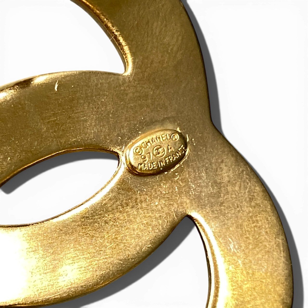 b2 Vintage CHANEL シャネル 1997 ココマーク ロゴ バングル ゴールドカラー アクセサリー フランス製ta1